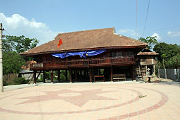   Nhà sàn văn hóa ở bản Mển